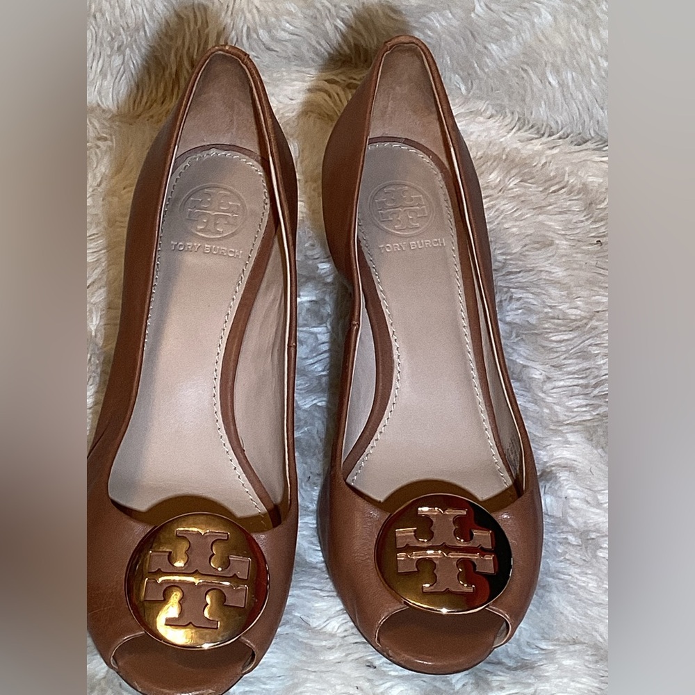 Tory Burch womens peep-toe leather Wedge shoes size 5.5